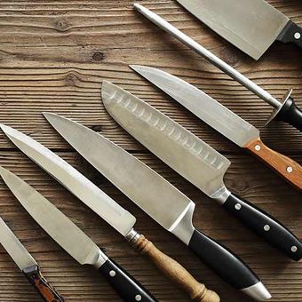 Hochwertige Küchenmesser auf Holztisch bei Messerschmiede Thurnher in Dornbirn